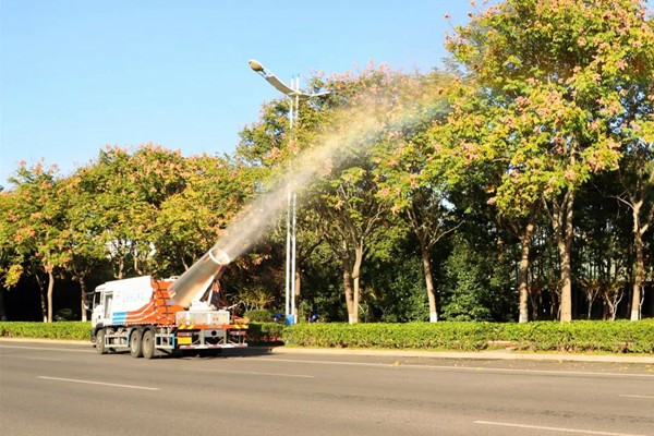 天地美霧炮車：環(huán)衛(wèi)降塵，吹打落葉，保障道路順暢同行